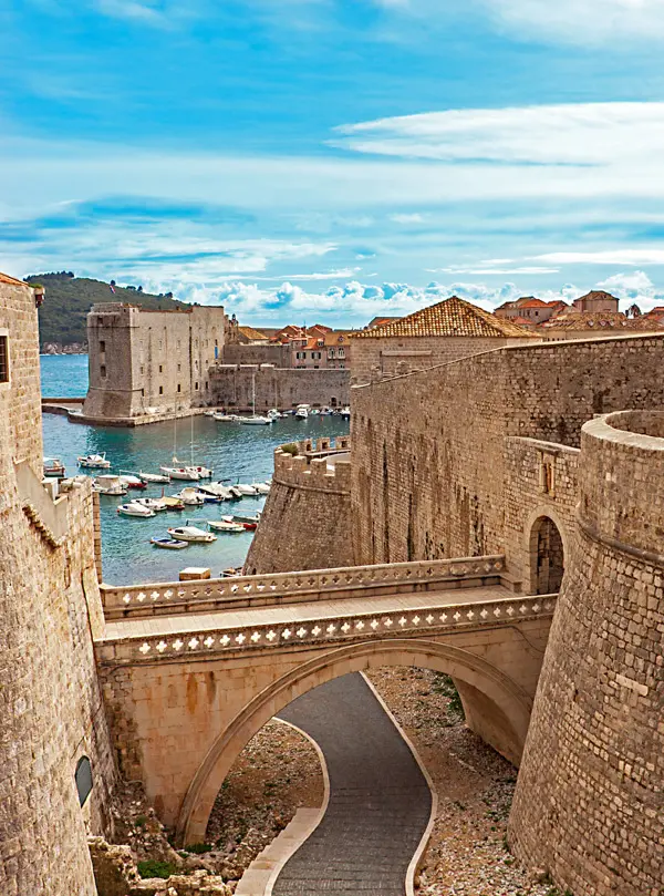 Dubrovnik — pogled s gradskih zidina na luku