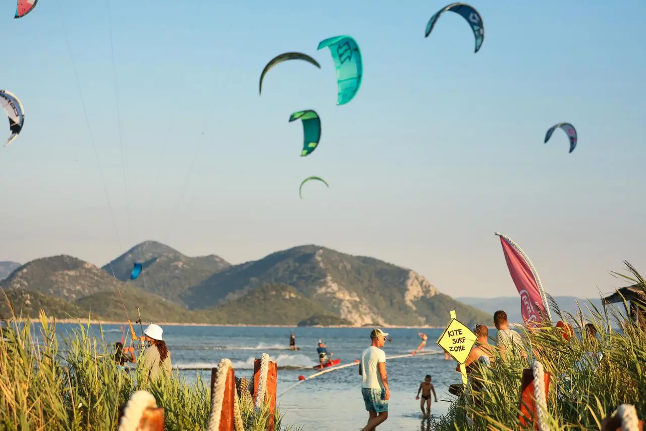 Kitesurf zona kod Komina — zmajevi nad Pelješcem