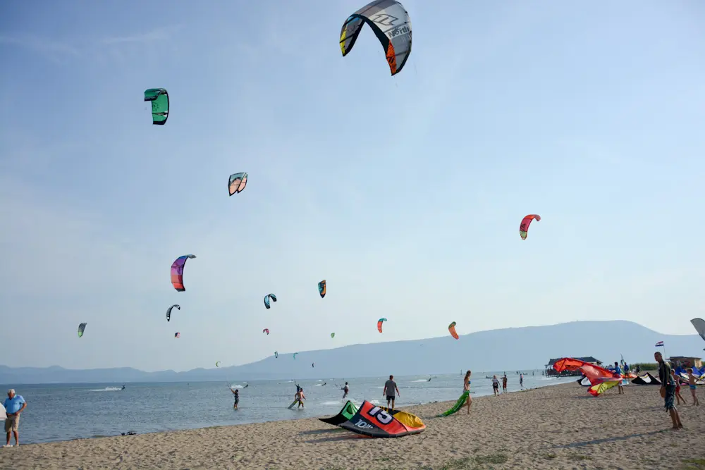 Plaža s desetinama zmajeva u zraku