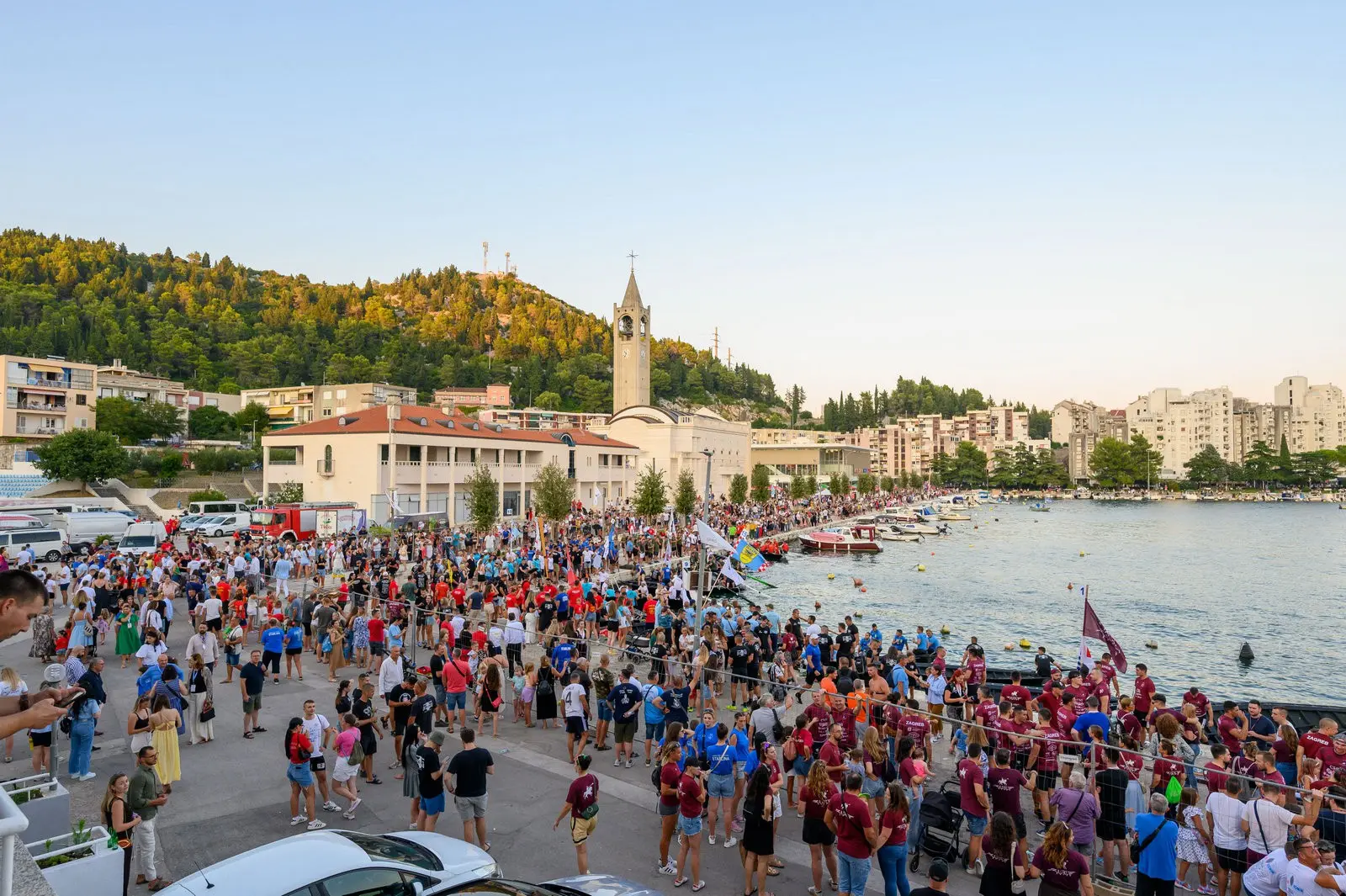 Gosti na rivi u Metkoviću tijekom Maratona lađa
