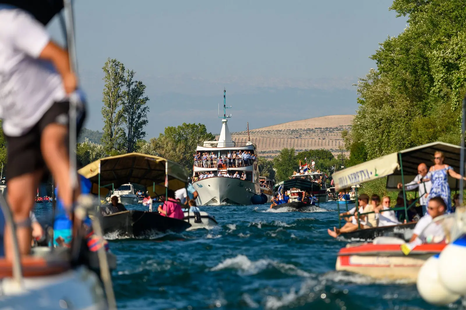 Lađe i pratnja na Neretvi tijekom utrke